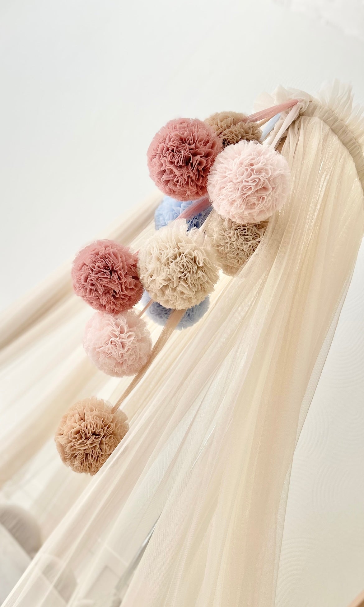 Ciel de lit bébé"Pompons"