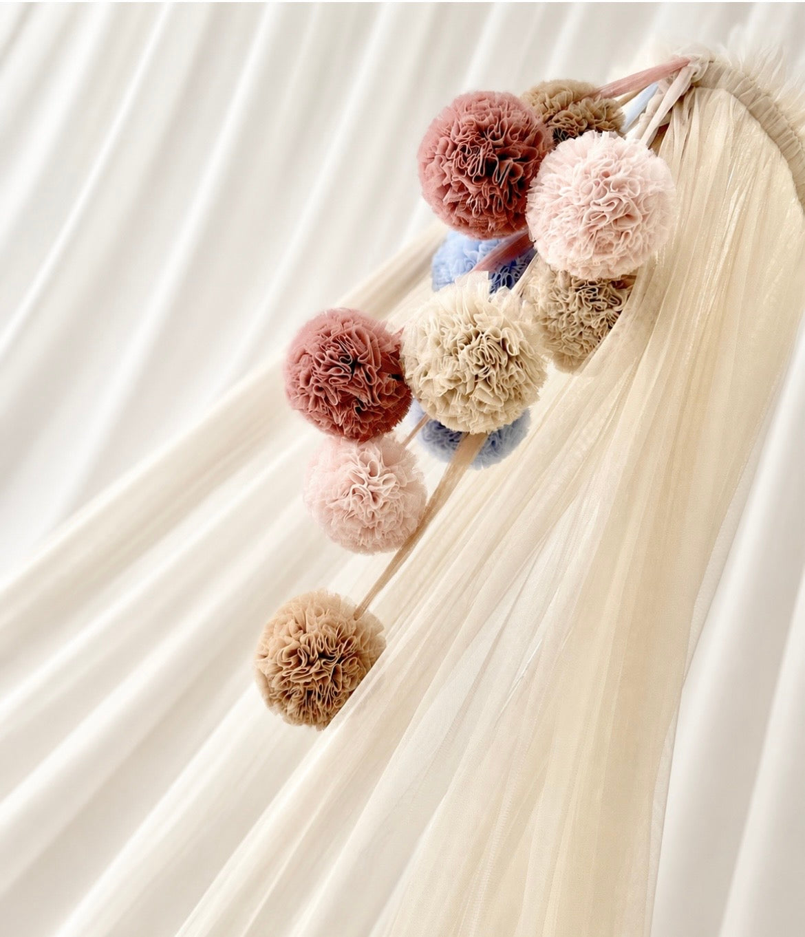 Ciel de lit bébé"Pompons"